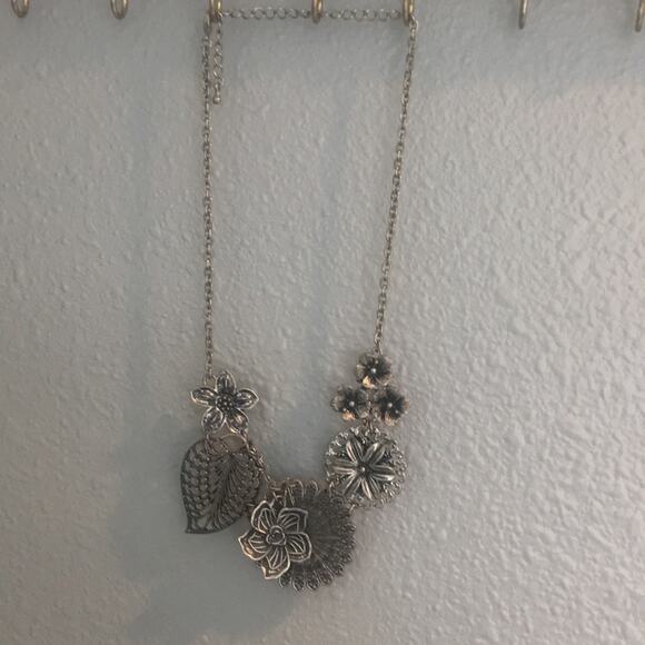 Silver-tone necklace with flowers - Picture 1 of 3